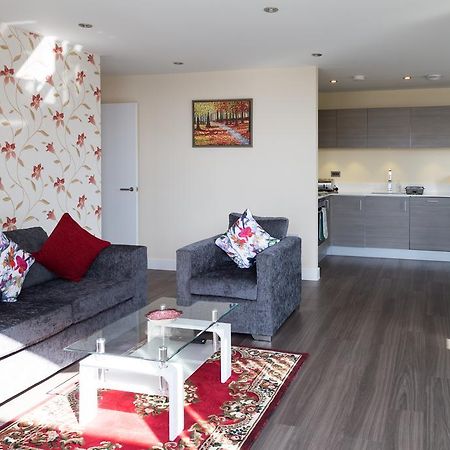 Contemporary & Homely Penthouse, 2 Mins Walk From Cambridge Station, Lift Access, Secured Gated On-Site Parking, Self Check-In, Super Fast Wifi, Terrace & Sleeps 6 Екстериор снимка