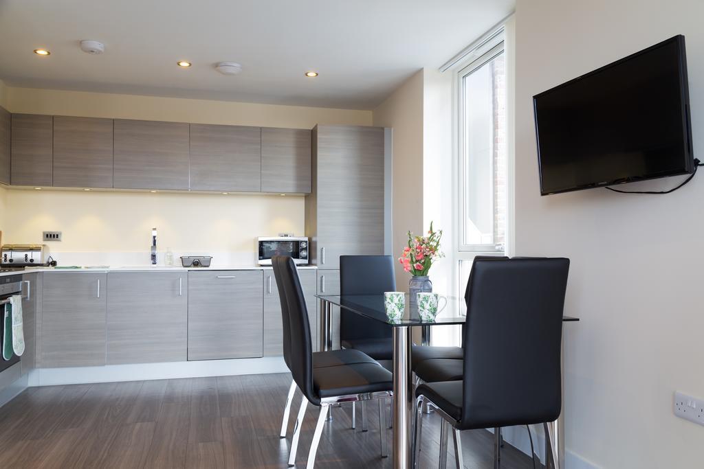 Contemporary & Homely Penthouse, 2 Mins Walk From Cambridge Station, Lift Access, Secured Gated On-Site Parking, Self Check-In, Super Fast Wifi, Terrace & Sleeps 6 Екстериор снимка