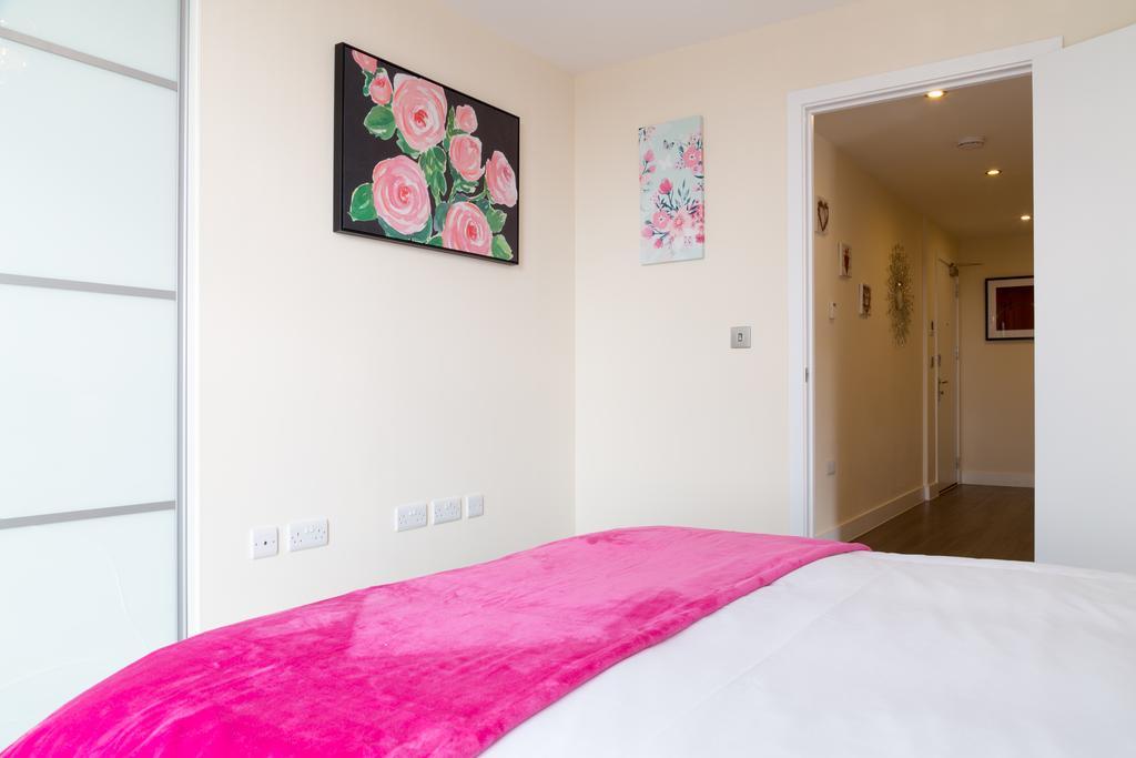Contemporary & Homely Penthouse, 2 Mins Walk From Cambridge Station, Lift Access, Secured Gated On-Site Parking, Self Check-In, Super Fast Wifi, Terrace & Sleeps 6 Екстериор снимка