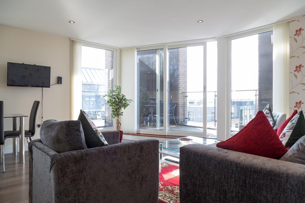 Contemporary & Homely Penthouse, 2 Mins Walk From Cambridge Station, Lift Access, Secured Gated On-Site Parking, Self Check-In, Super Fast Wifi, Terrace & Sleeps 6 Екстериор снимка