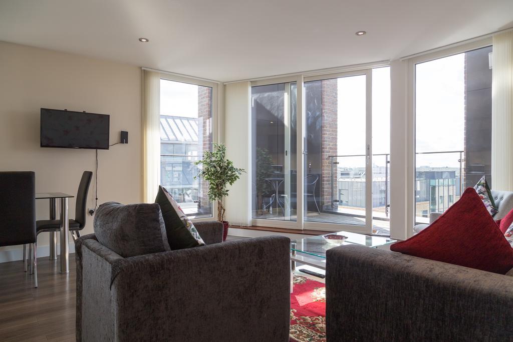 Contemporary & Homely Penthouse, 2 Mins Walk From Cambridge Station, Lift Access, Secured Gated On-Site Parking, Self Check-In, Super Fast Wifi, Terrace & Sleeps 6 Екстериор снимка