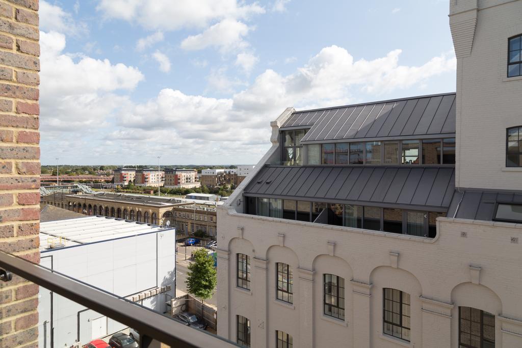 Contemporary & Homely Penthouse, 2 Mins Walk From Cambridge Station, Lift Access, Secured Gated On-Site Parking, Self Check-In, Super Fast Wifi, Terrace & Sleeps 6 Екстериор снимка