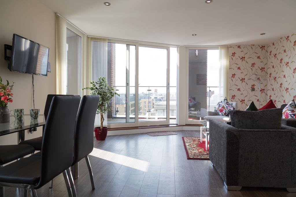 Contemporary & Homely Penthouse, 2 Mins Walk From Cambridge Station, Lift Access, Secured Gated On-Site Parking, Self Check-In, Super Fast Wifi, Terrace & Sleeps 6 Екстериор снимка