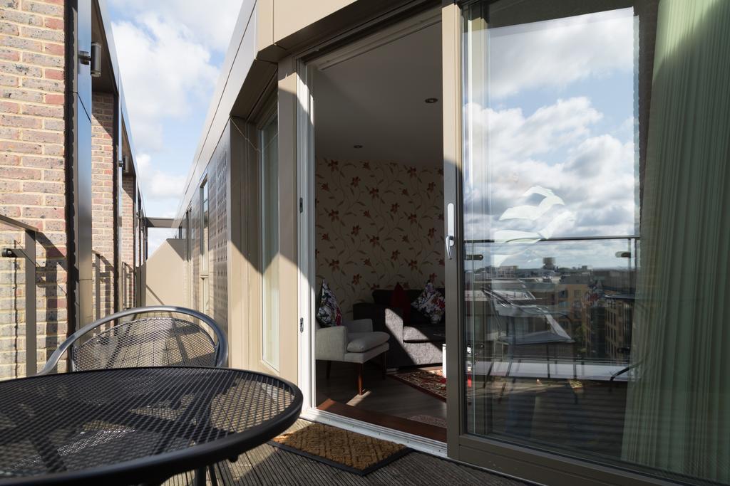 Contemporary & Homely Penthouse, 2 Mins Walk From Cambridge Station, Lift Access, Secured Gated On-Site Parking, Self Check-In, Super Fast Wifi, Terrace & Sleeps 6 Екстериор снимка