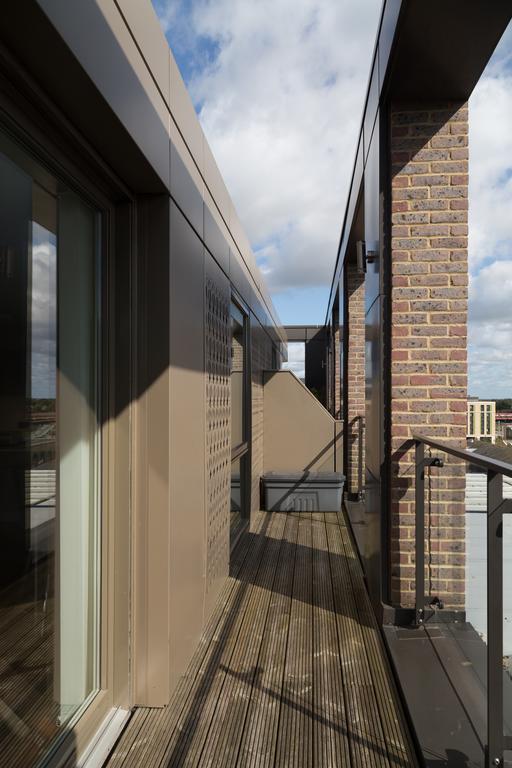 Contemporary & Homely Penthouse, 2 Mins Walk From Cambridge Station, Lift Access, Secured Gated On-Site Parking, Self Check-In, Super Fast Wifi, Terrace & Sleeps 6 Екстериор снимка