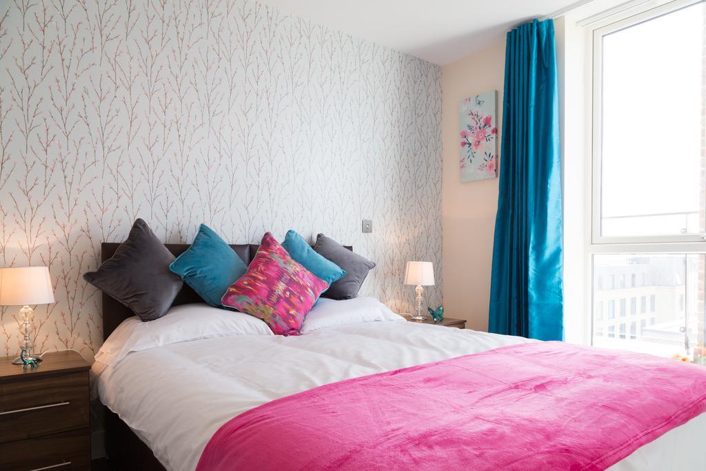 Contemporary & Homely Penthouse, 2 Mins Walk From Cambridge Station, Lift Access, Secured Gated On-Site Parking, Self Check-In, Super Fast Wifi, Terrace & Sleeps 6 Екстериор снимка