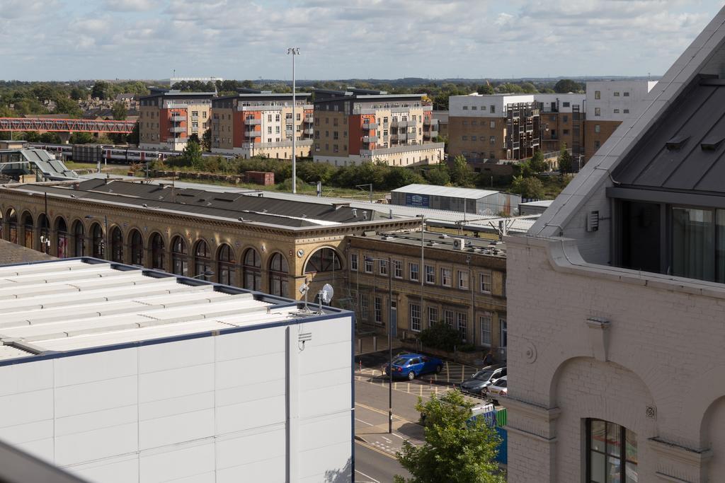 Contemporary & Homely Penthouse, 2 Mins Walk From Cambridge Station, Lift Access, Secured Gated On-Site Parking, Self Check-In, Super Fast Wifi, Terrace & Sleeps 6 Екстериор снимка